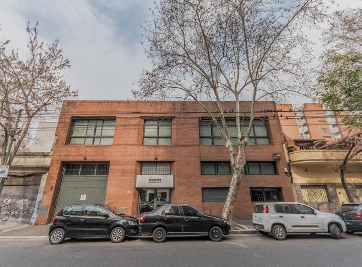VENTA IMPORTANTE PROPIEDAD COMERCIAL DE DOBLE FRENTE CON PORTÓN LEVADIZO PARA CAMIONES, EN ALMAGRO 1
