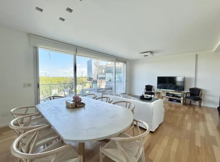 Venta con Renta Triplex En Forum Frente Al Rio Puerto Madero 270 m2 con Cochera y Baulera 2