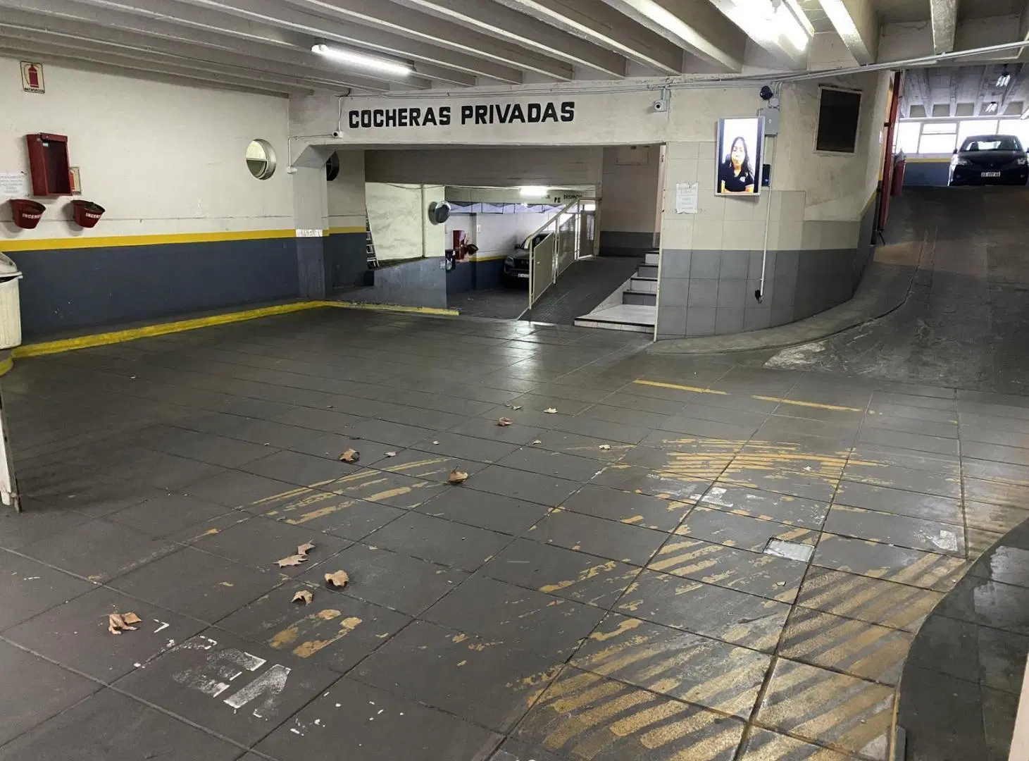 VENTA COCHERA FIJA Y CUBIERTA DE 12,34m², CÓMODA RAMPA, EN RECOLETA 3