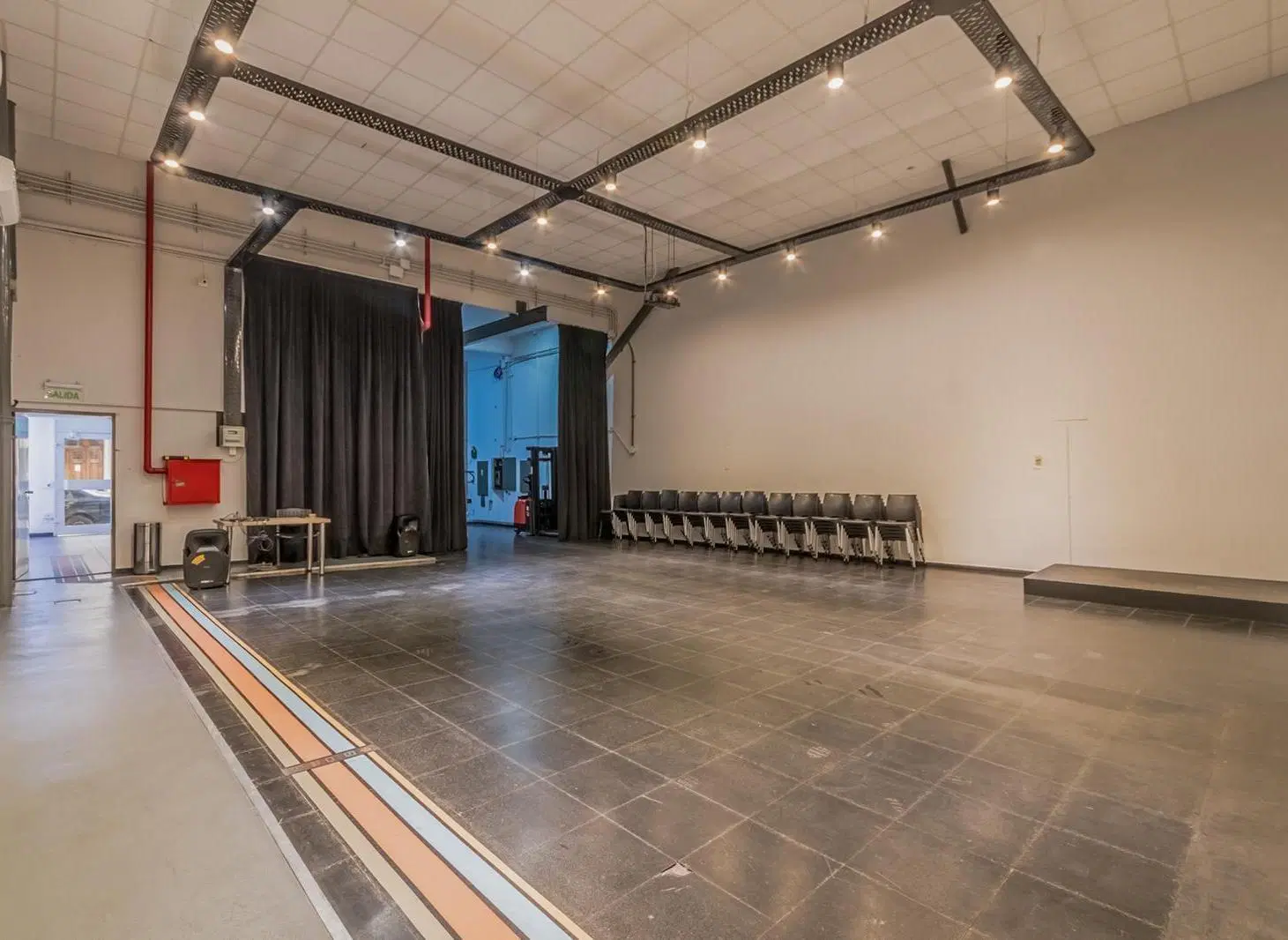 VENTA IMPORTANTE PROPIEDAD COMERCIAL, DOBLE FRENTE, PORTÓN LEVADIZO PARA CAMIONES, ALMAGRO 3