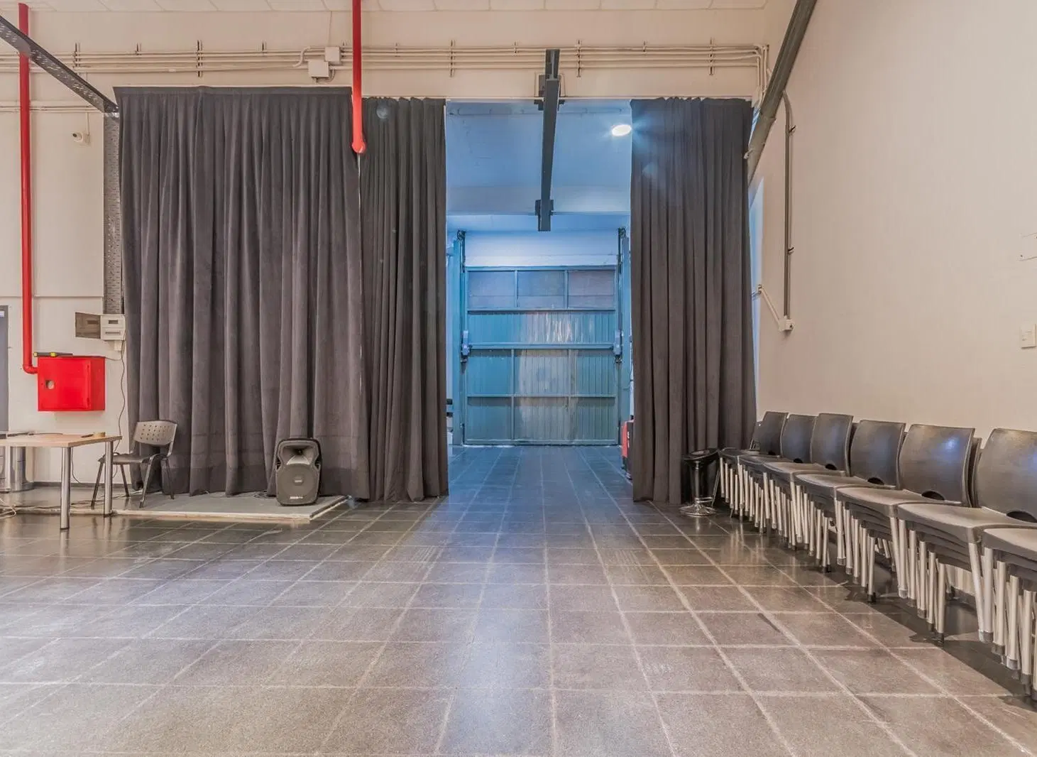 VENTA IMPORTANTE PROPIEDAD COMERCIAL, DOBLE FRENTE, PORTÓN LEVADIZO PARA CAMIONES, ALMAGRO 5