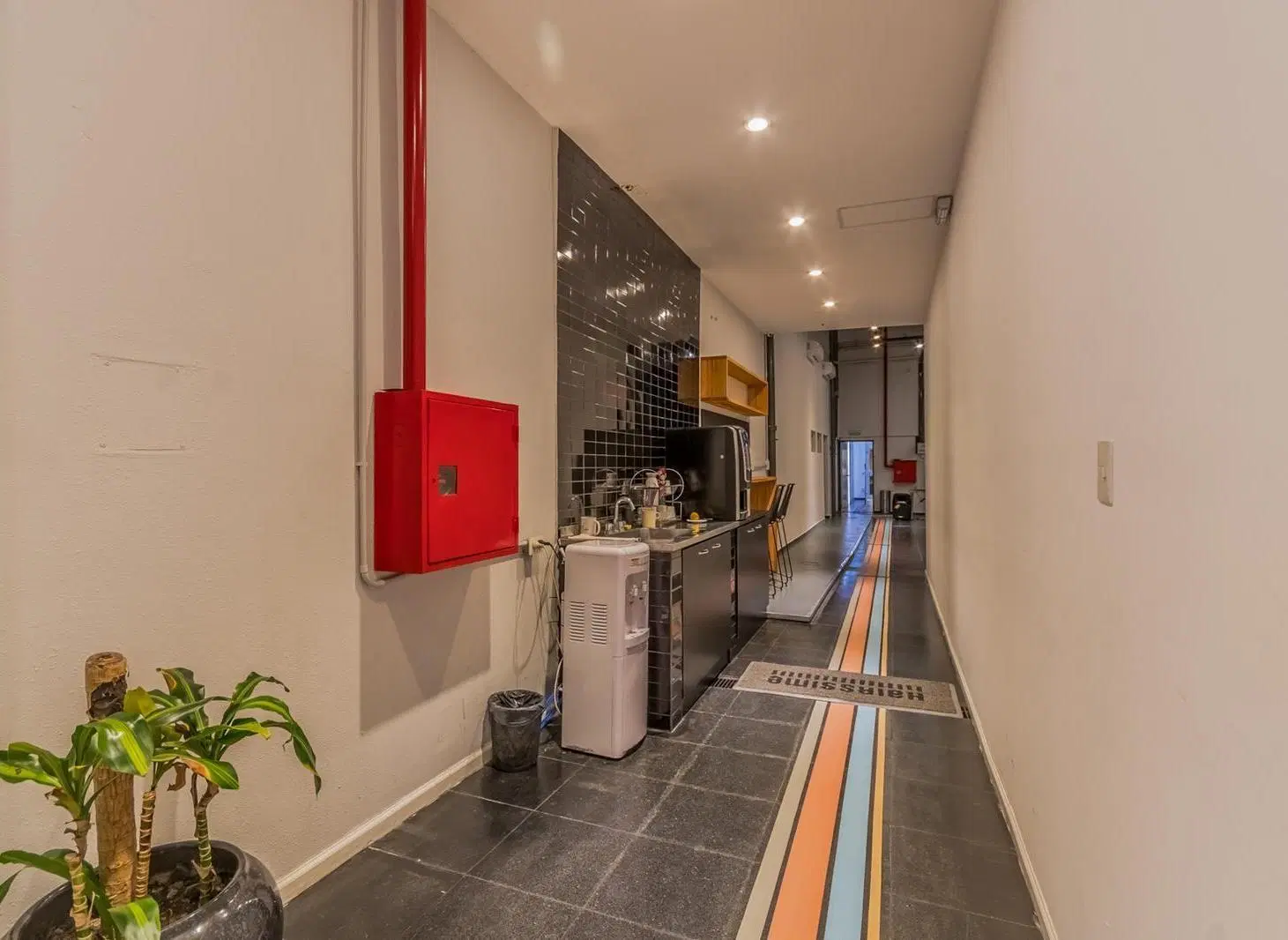 VENTA IMPORTANTE PROPIEDAD COMERCIAL, DOBLE FRENTE, PORTÓN LEVADIZO PARA CAMIONES, ALMAGRO 2