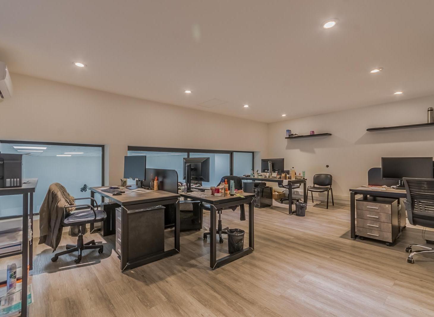 VENTA IMPORTANTE PROPIEDAD COMERCIAL, DOBLE FRENTE, PORTÓN LEVADIZO PARA CAMIONES, ALMAGRO