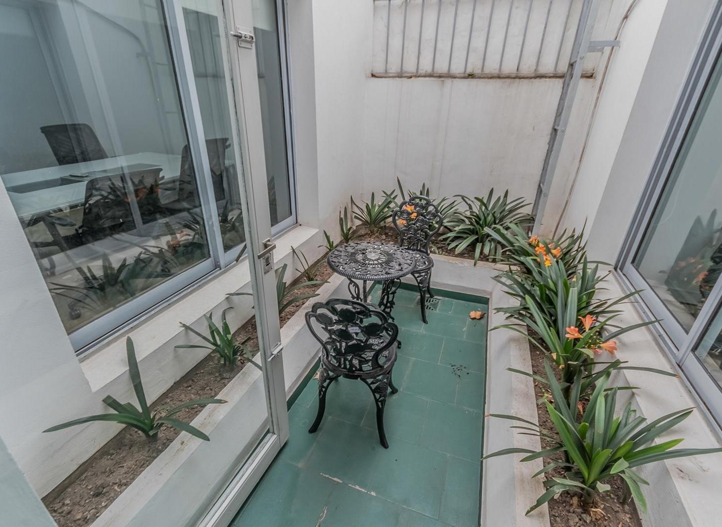 VENTA IMPORTANTE PROPIEDAD COMERCIAL, DOBLE FRENTE, PORTÓN LEVADIZO PARA CAMIONES, ALMAGRO