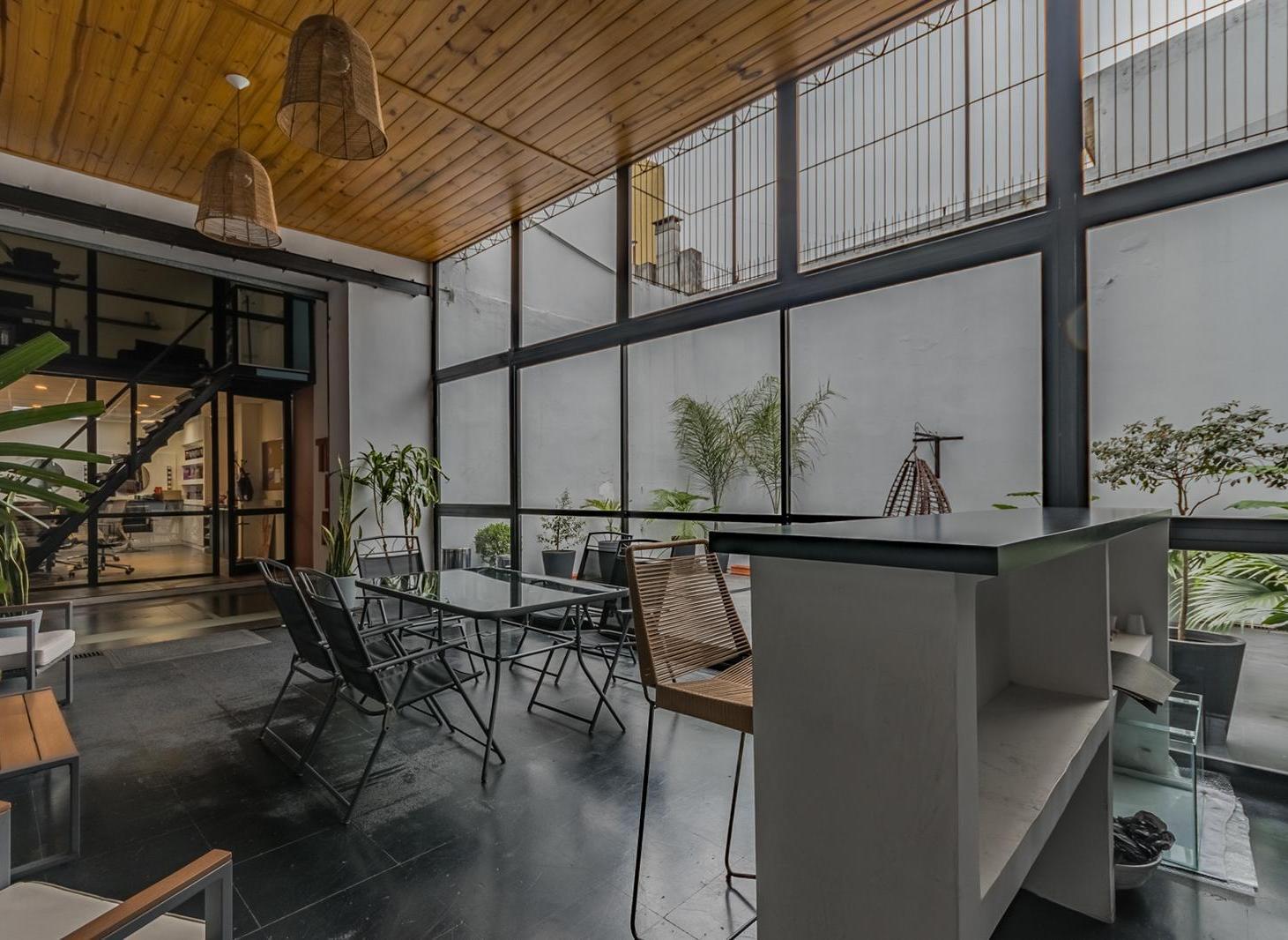 VENTA IMPORTANTE PROPIEDAD COMERCIAL, DOBLE FRENTE, PORTÓN LEVADIZO PARA CAMIONES, ALMAGRO