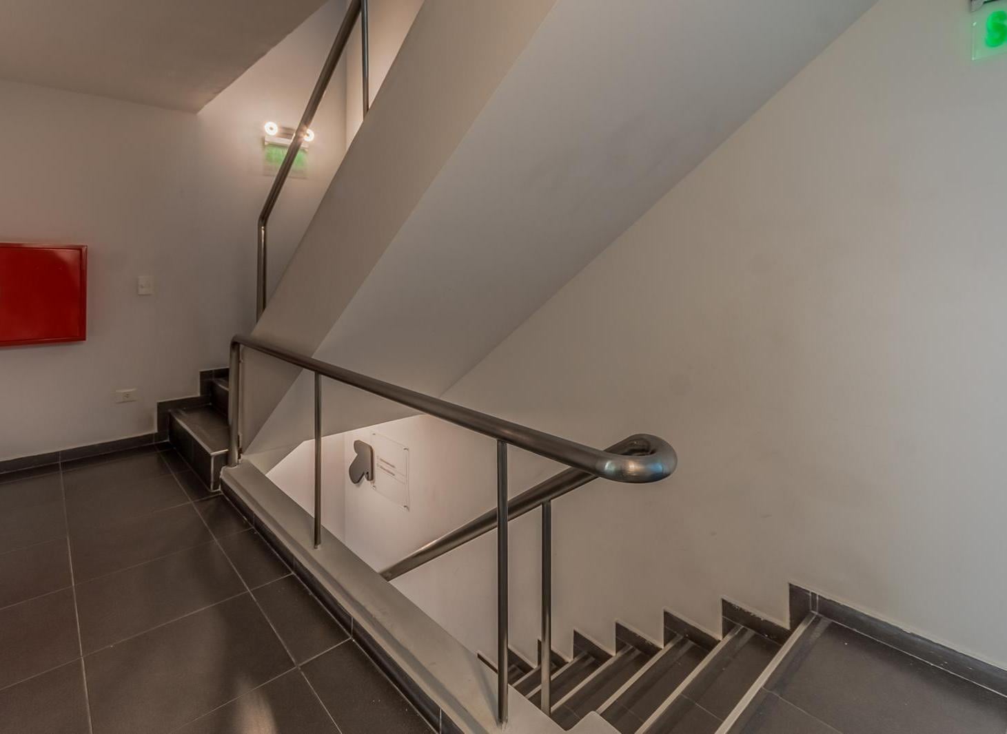 VENTA IMPORTANTE PROPIEDAD COMERCIAL, DOBLE FRENTE, PORTÓN LEVADIZO PARA CAMIONES, ALMAGRO
