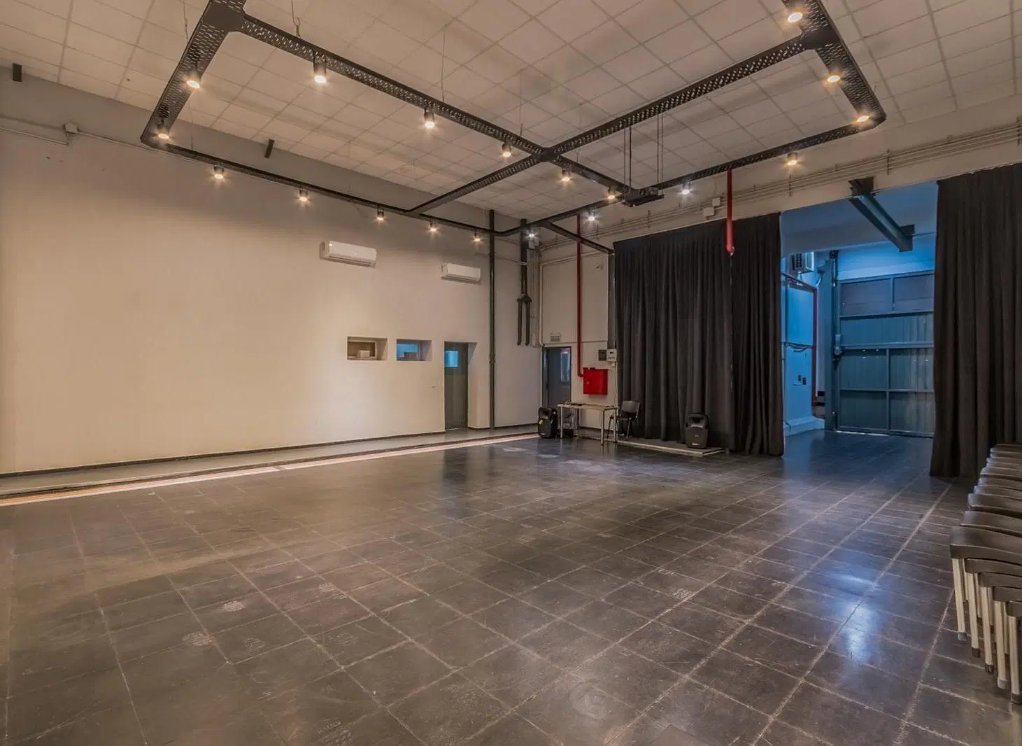 VENTA IMPORTANTE PROPIEDAD COMERCIAL, DOBLE FRENTE, PORTÓN LEVADIZO PARA CAMIONES, ALMAGRO 5