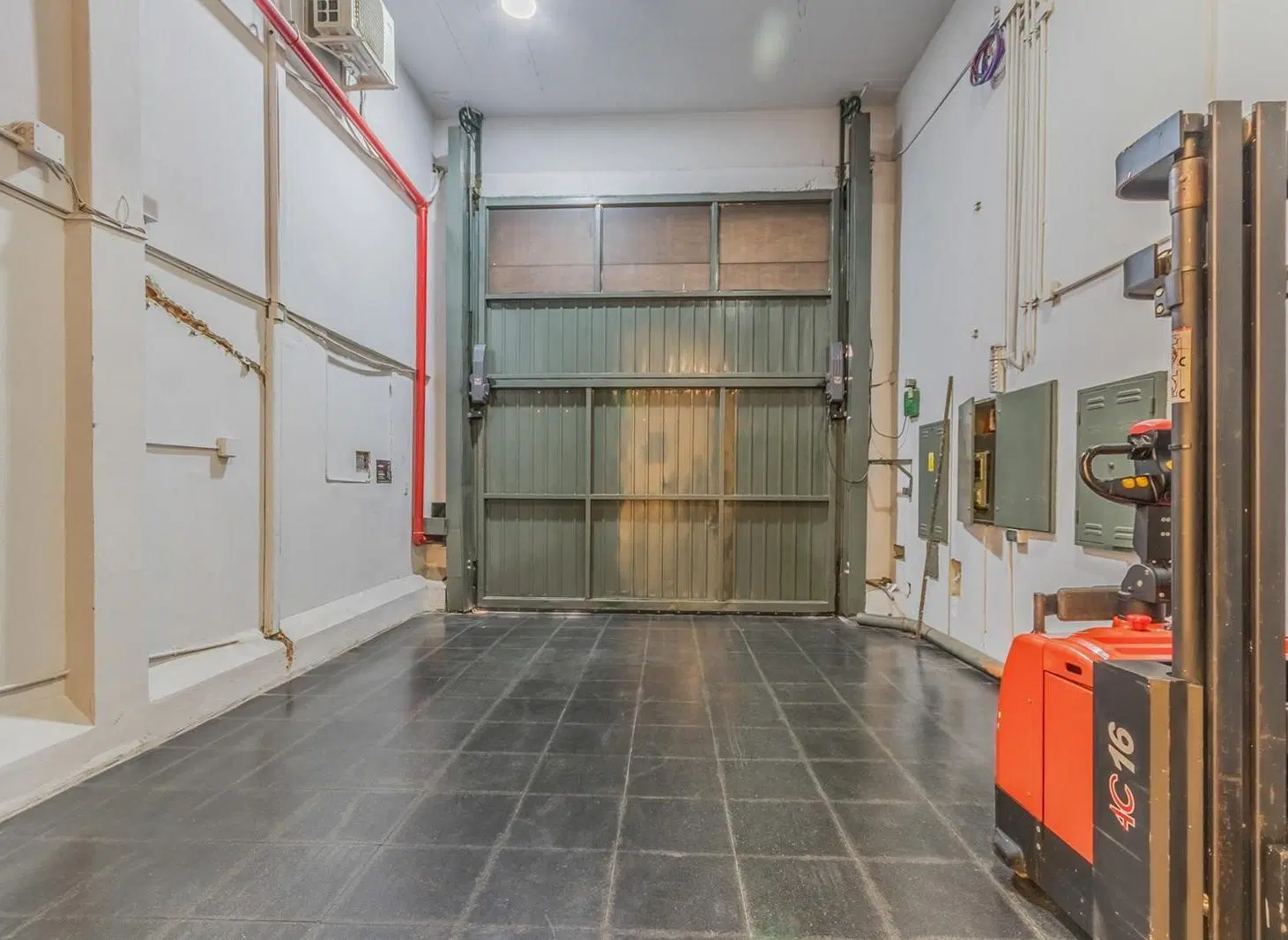 VENTA IMPORTANTE PROPIEDAD COMERCIAL, DOBLE FRENTE, PORTÓN LEVADIZO PARA CAMIONES, ALMAGRO 3
