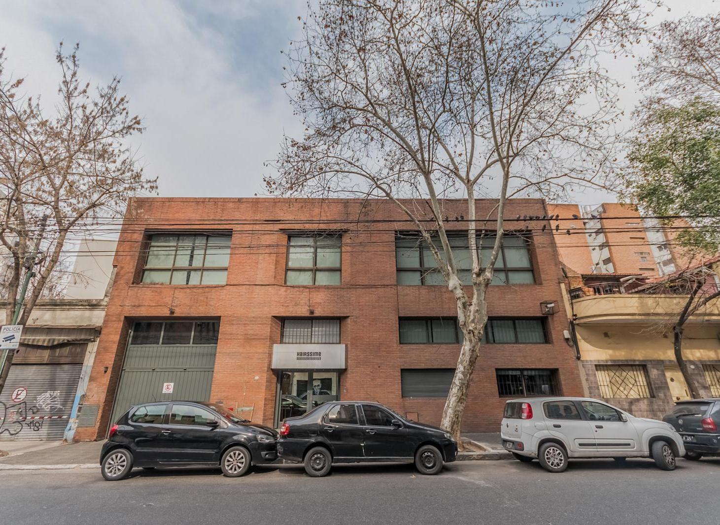 VENTA IMPORTANTE PROPIEDAD COMERCIAL, DOBLE FRENTE, PORTÓN LEVADIZO PARA CAMIONES, ALMAGRO