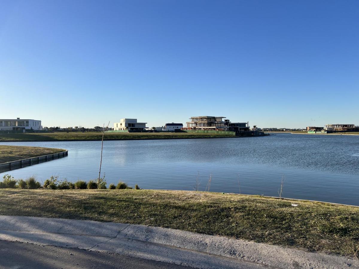 Lote en venta al lago central en el Barrio Puentes, Nordelta