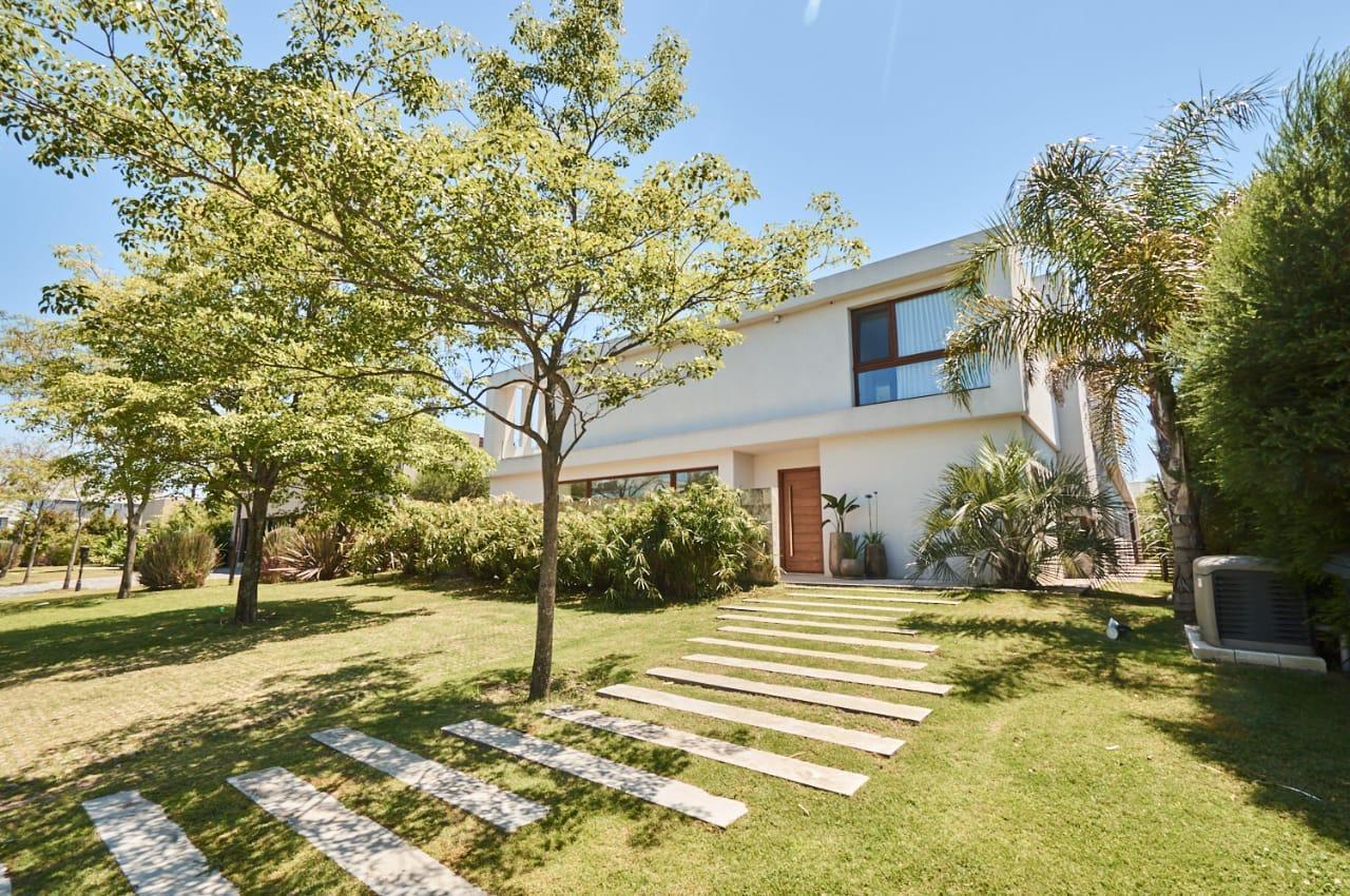 Casa 10 amb en Barrio El Golf, 1250m2 sup total, 550 m2 construidos, salida a dos calles