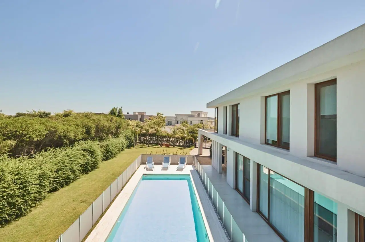 Casa 10 amb en Barrio El Golf, 1250m2 sup total, 550 m2 construidos, salida a dos calles 4