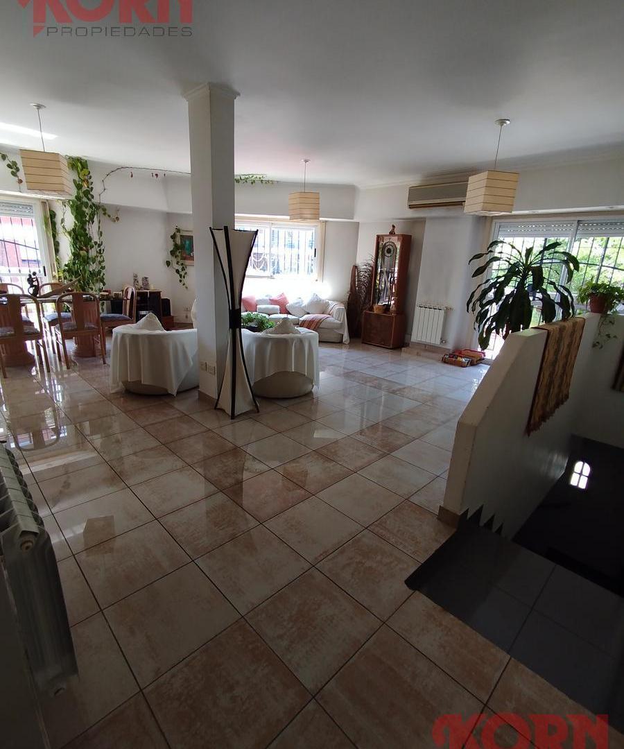 Foto de VENTA CASA DE 4 AMBIENTES CON DEPENDENCIA, COCHERA Y TERRAZA EN VILLA, imagen 2