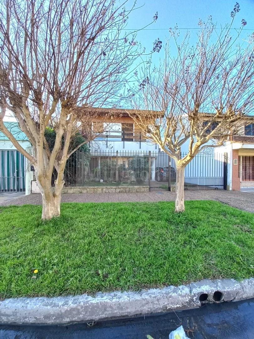 Excelente Chalet en Venta en Lomas de Zamora, G. B. a. Zona Sur, Argentina 1