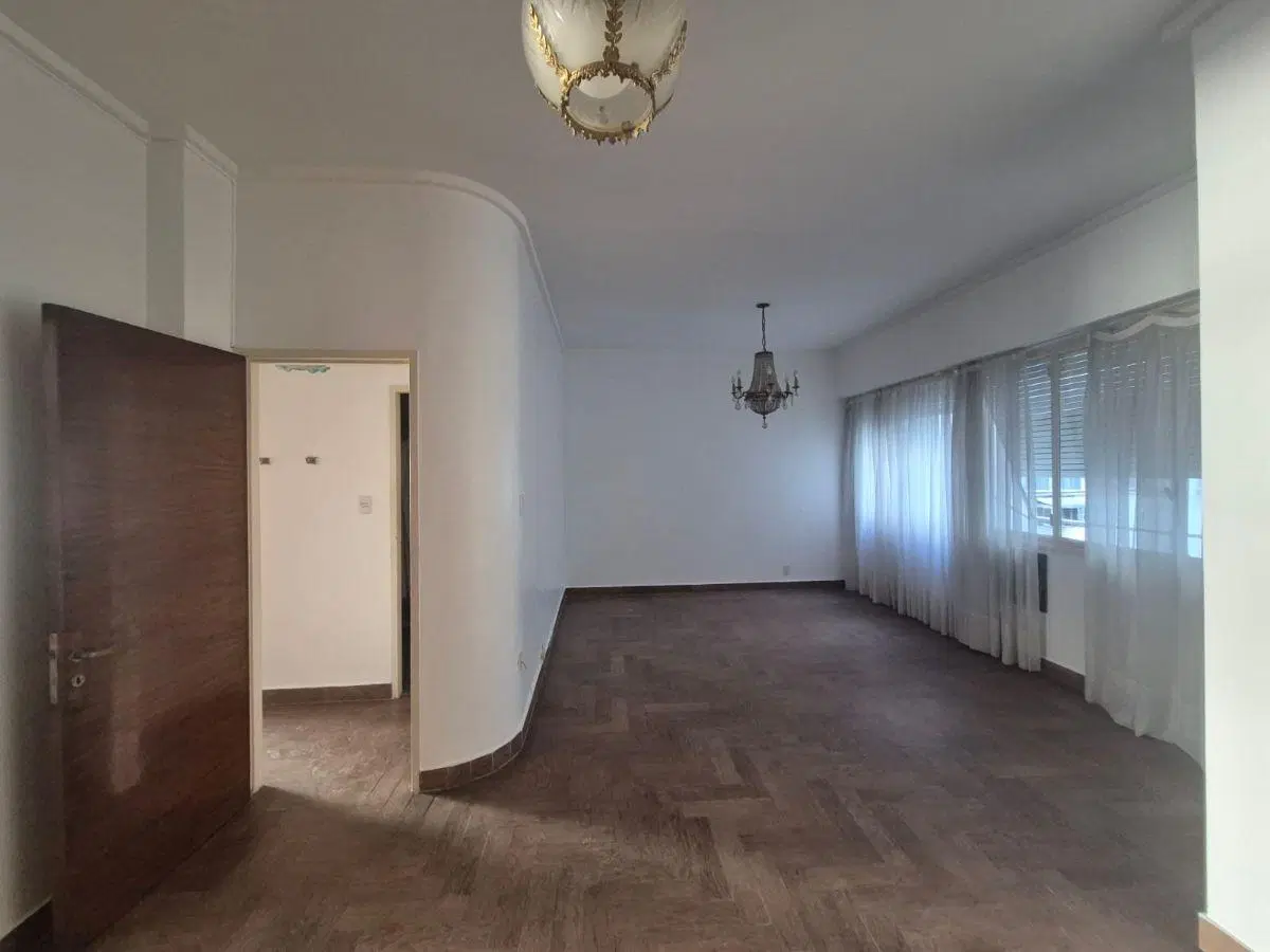 Departamento 2 dormitorios con balcon y dependecia de servicio FRENTE 1