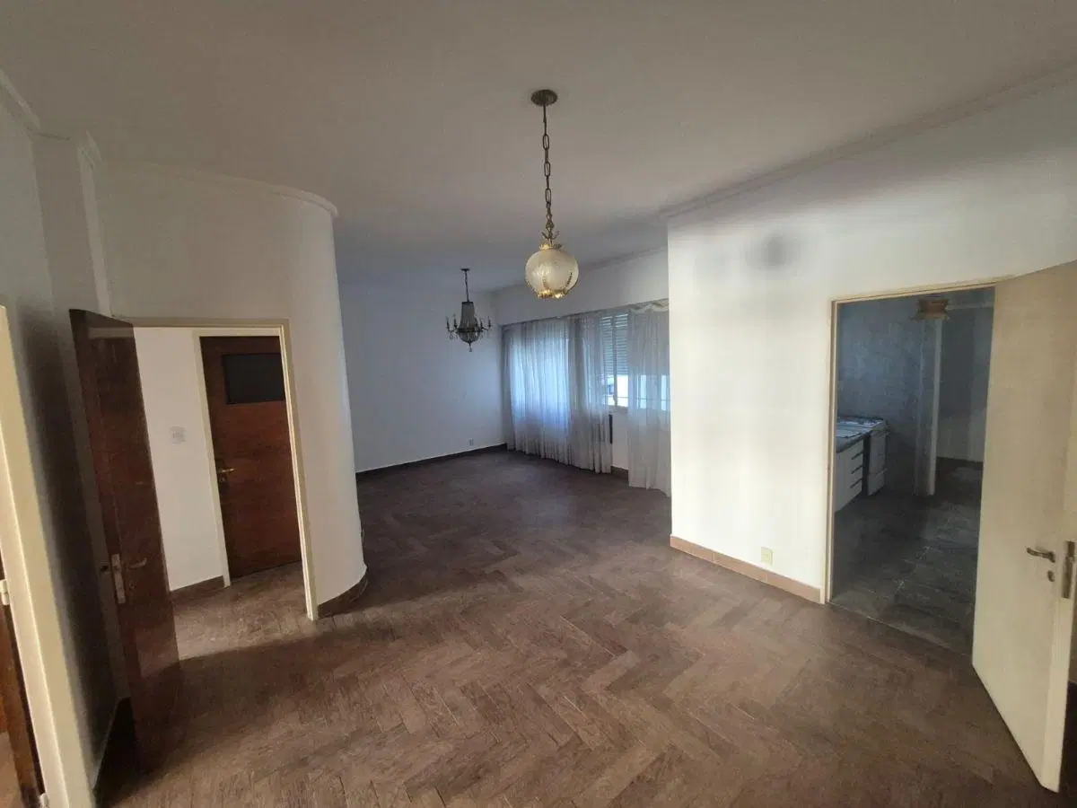 Departamento 2 dormitorios con balcon y dependecia de servicio FRENTE 3