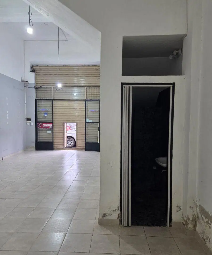 Local comercial en alquiler ubicado en centro de Ezeiza 2