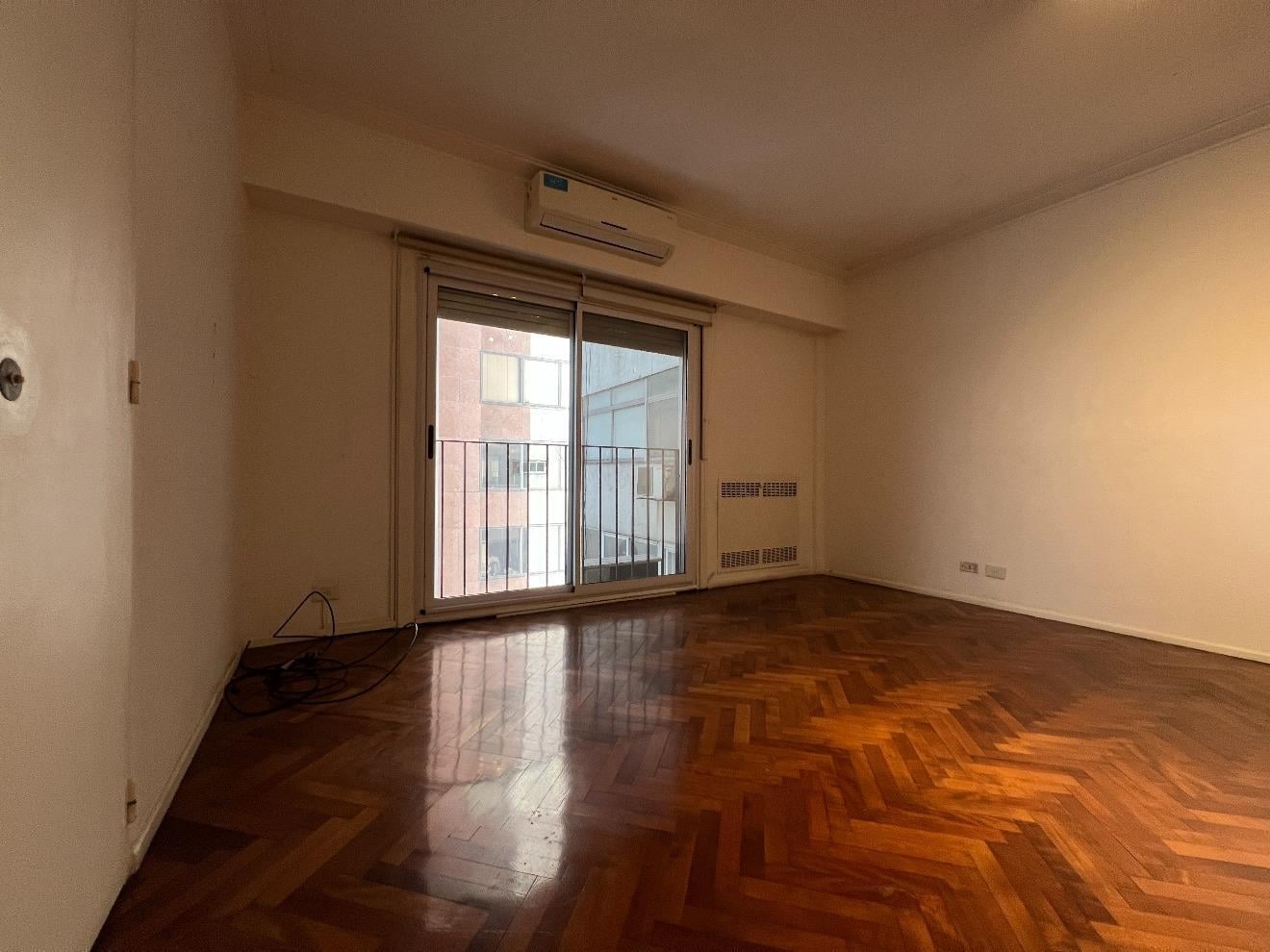 Foto de VENTA TRES AMBIENTES AMPLIOS CON COCHERA Y VIGILANCIA 24 HS, imagen 2