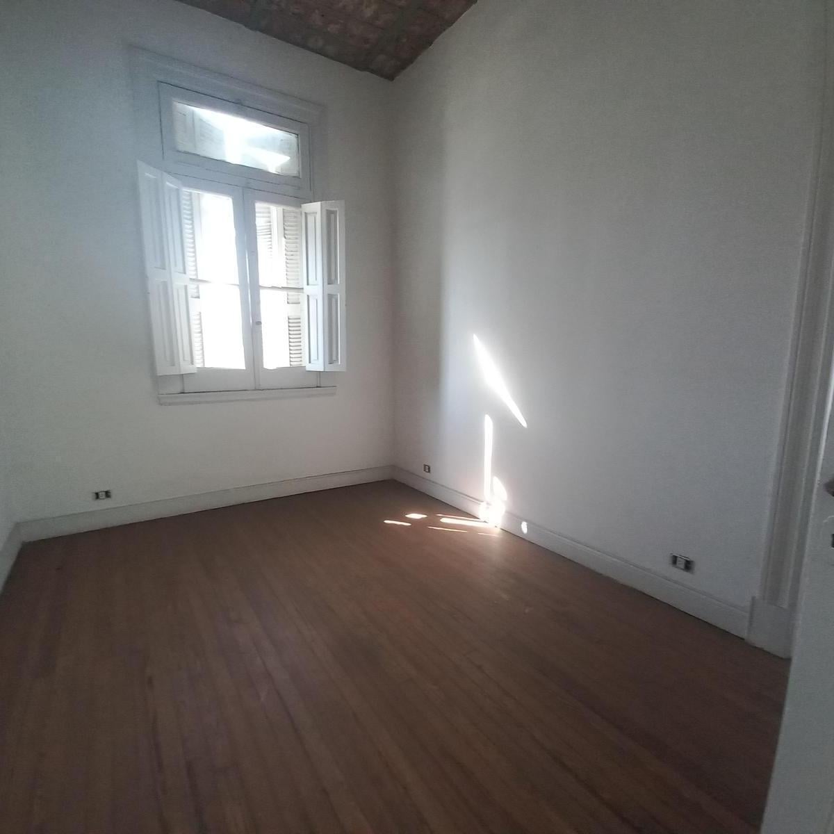 3 Ambientes en Edificio Antiguo. Apto vivienda o Profesional. MUY BUEN ESTADO!!