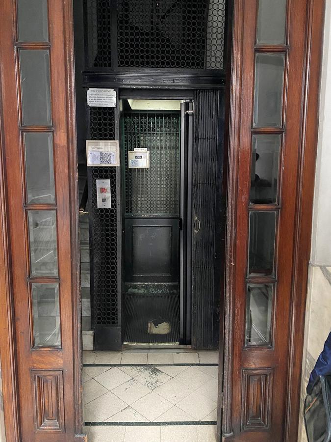 Muy Luminoso 4 Ambientes con Dependencia en Edificio Antiguo de Categoría! 2