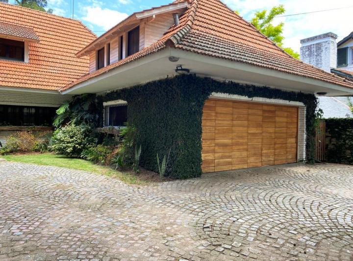 OPORTUNIDAD! Casa de 500mts2 cubiertos/1050mts2 lote en SANTA RITA!! 4