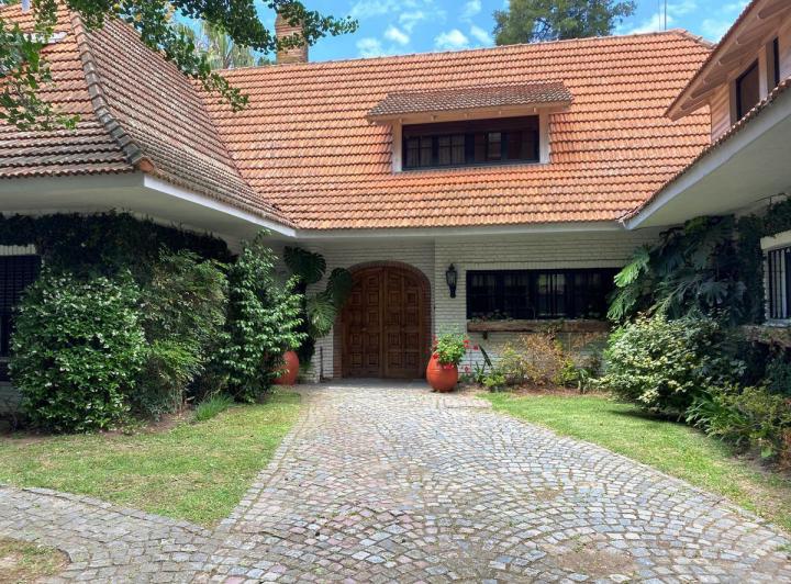 OPORTUNIDAD! Casa de 500mts2 cubiertos/1050mts2 lote en SANTA RITA!! 2