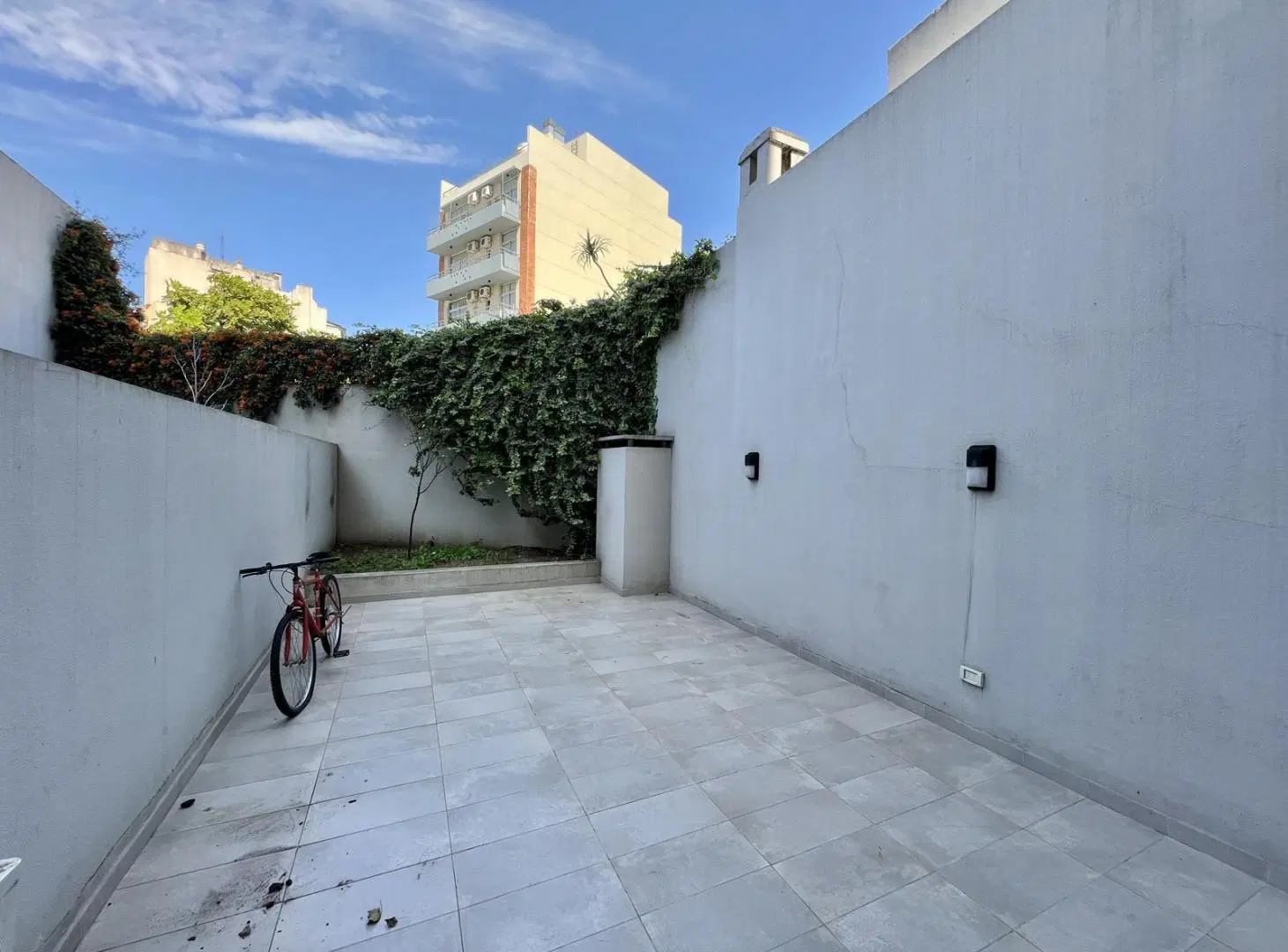 OFICINA EN PLANTA BAJA CON GRAN PATIO CON JARDÍN. SAAVEDRA. 4