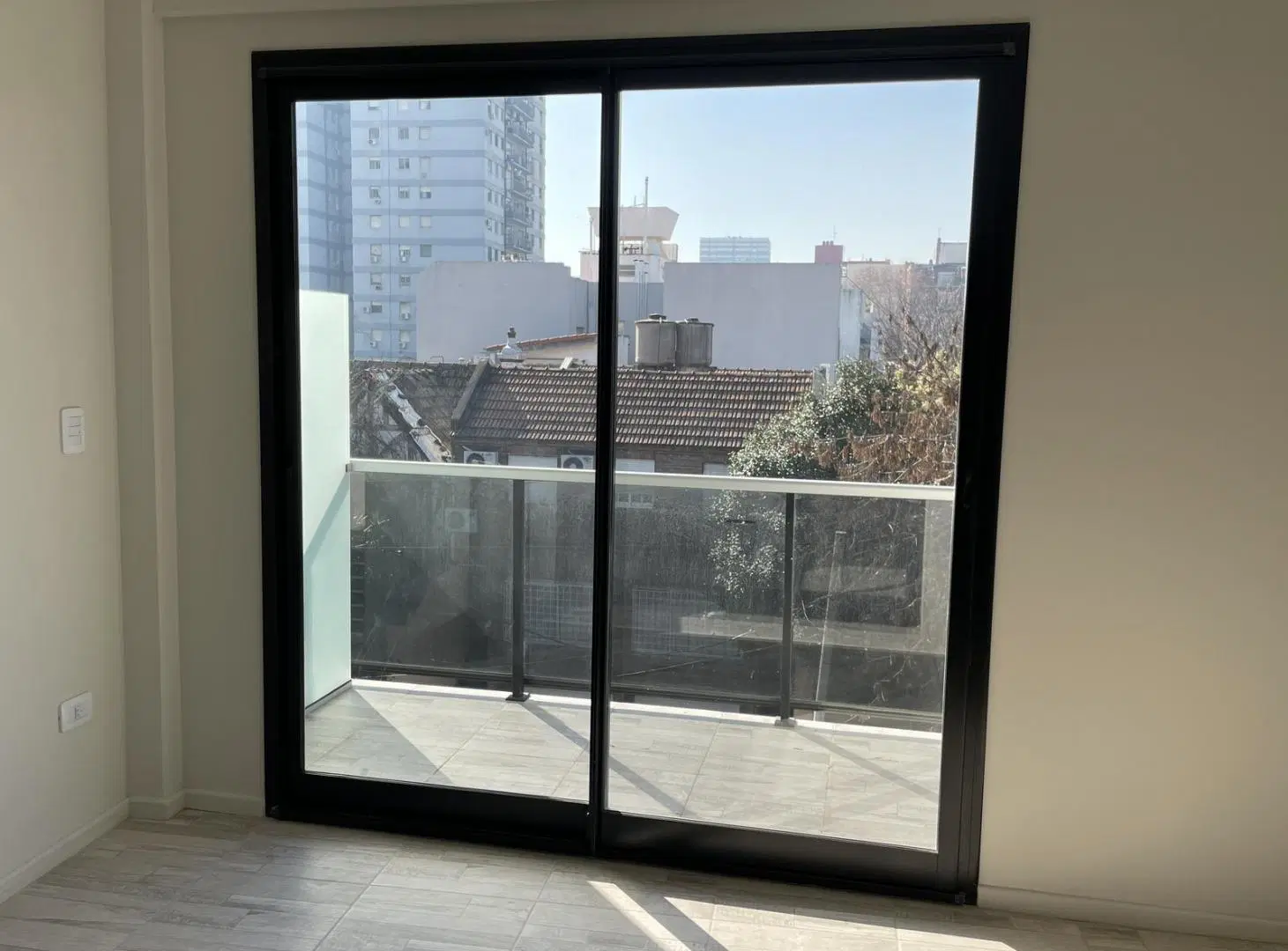 Amplio Monoambiente con TERRAZA Propia. A Estrenar!! 3
