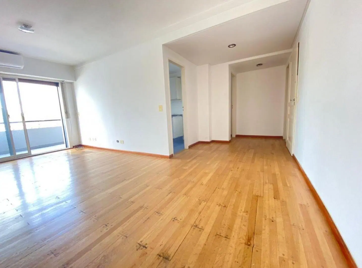Departamento dos ambientes en alquiler con cochera fija y cubierta. 2