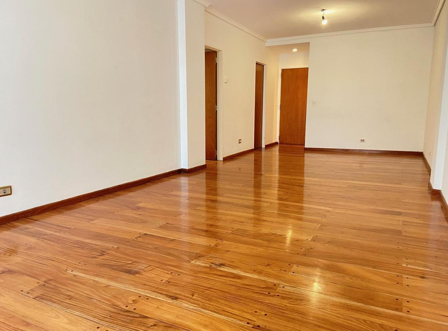 Foto de Departamento en venta cuatro ambientes, con cochera fija., imagen 2
