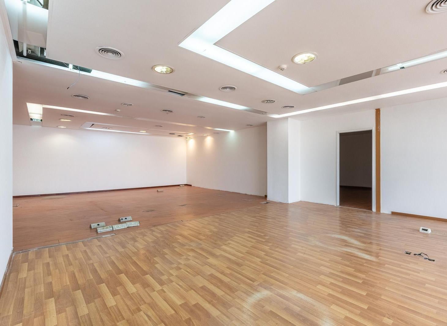 Foto de Exclusiva Oficina de 250 m² | Excelente Estado, imagen 4