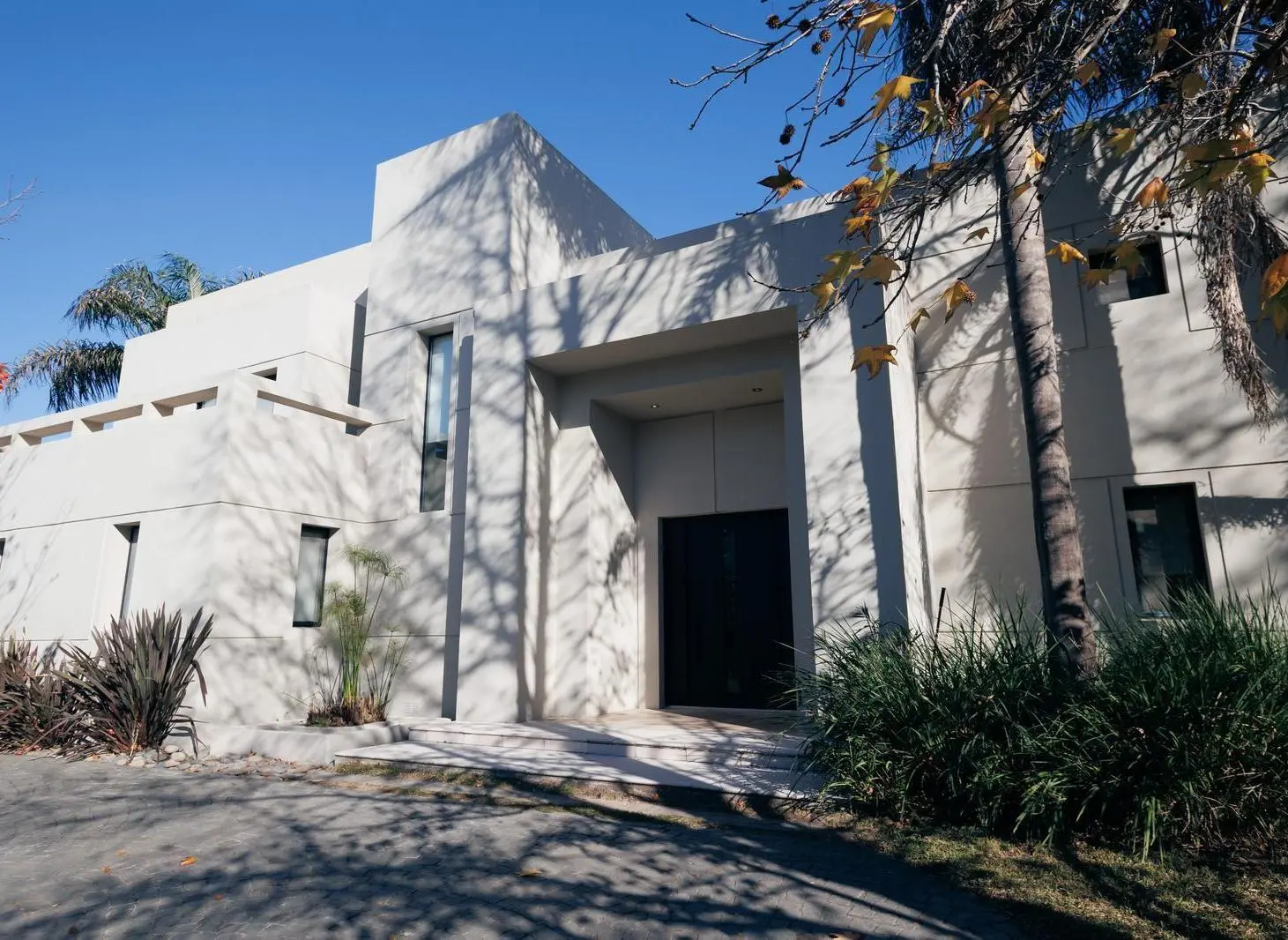 Casa moderna con buena ubicación central en  san jorge village 2