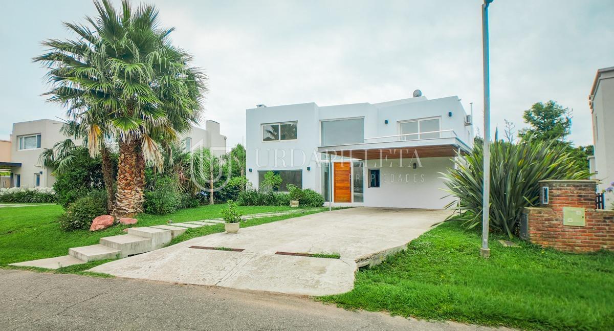 Casa dos plantas en Ayres de Pilar
