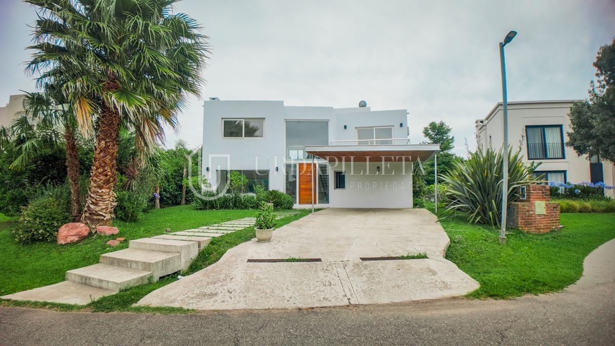 Casa dos plantas en Ayres de Pilar