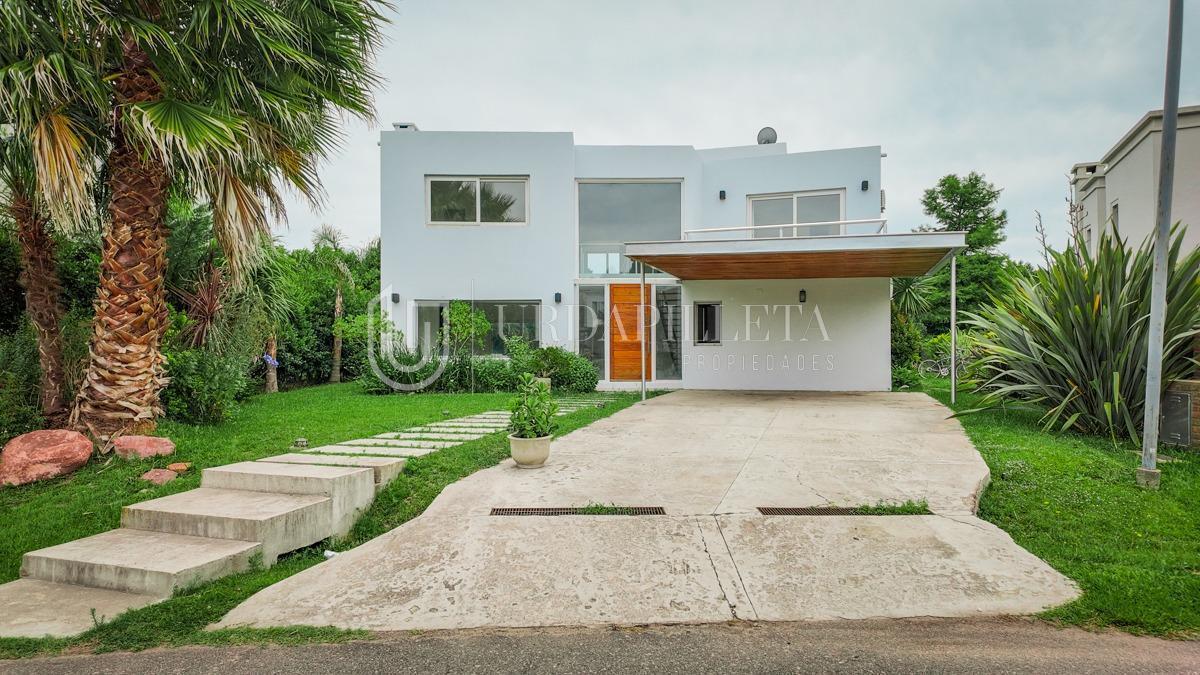 Casa dos plantas en Ayres de Pilar