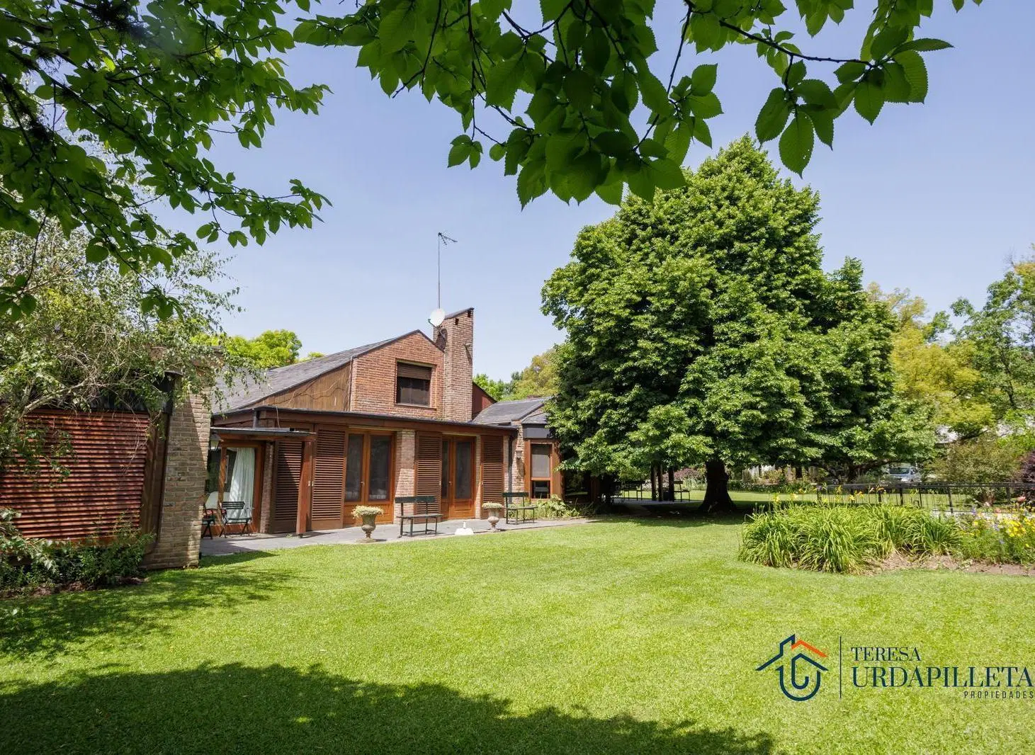 Casa en Olivos Golf Club con imponente parque arbolado 5
