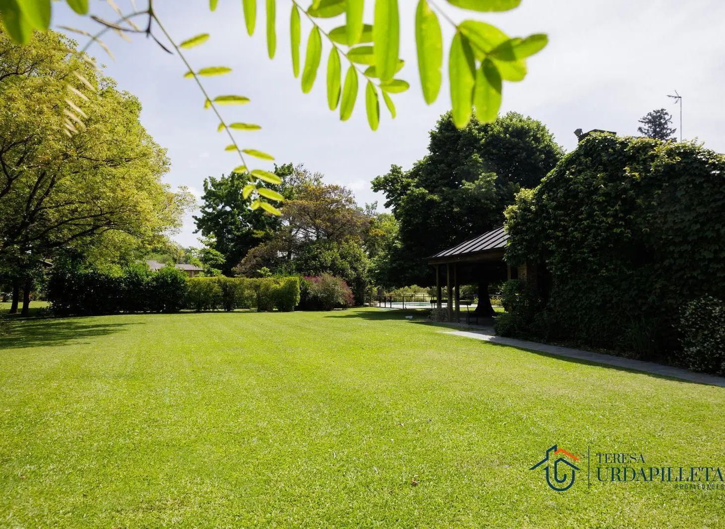 Casa en Olivos Golf Club con imponente parque arbolado 8
