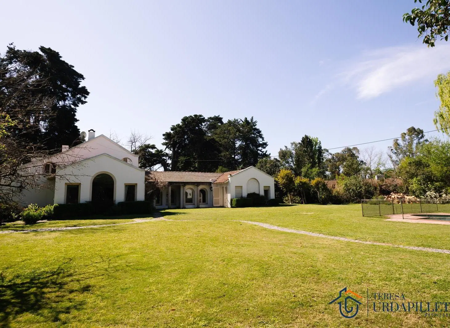 Lote de 4000m con casa de 560 m2 - cancha de tenis y de paddle -Teresa Urdapilleta Propiedades- 2