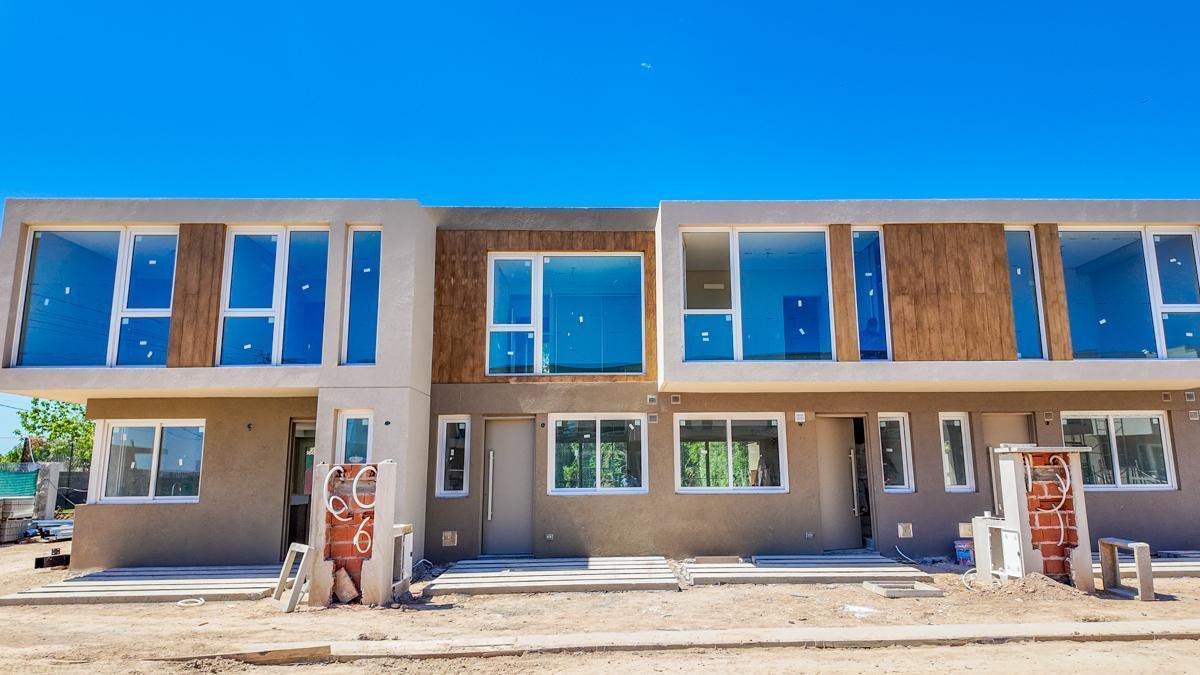 Townhouse en venta 3 ambientes con jardin privado en Aldeana Pilar