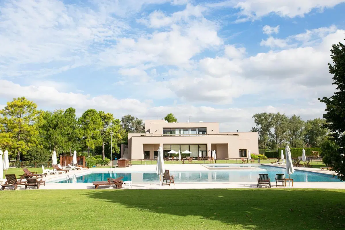 Terreno en venta en Ayres de Pilar 8