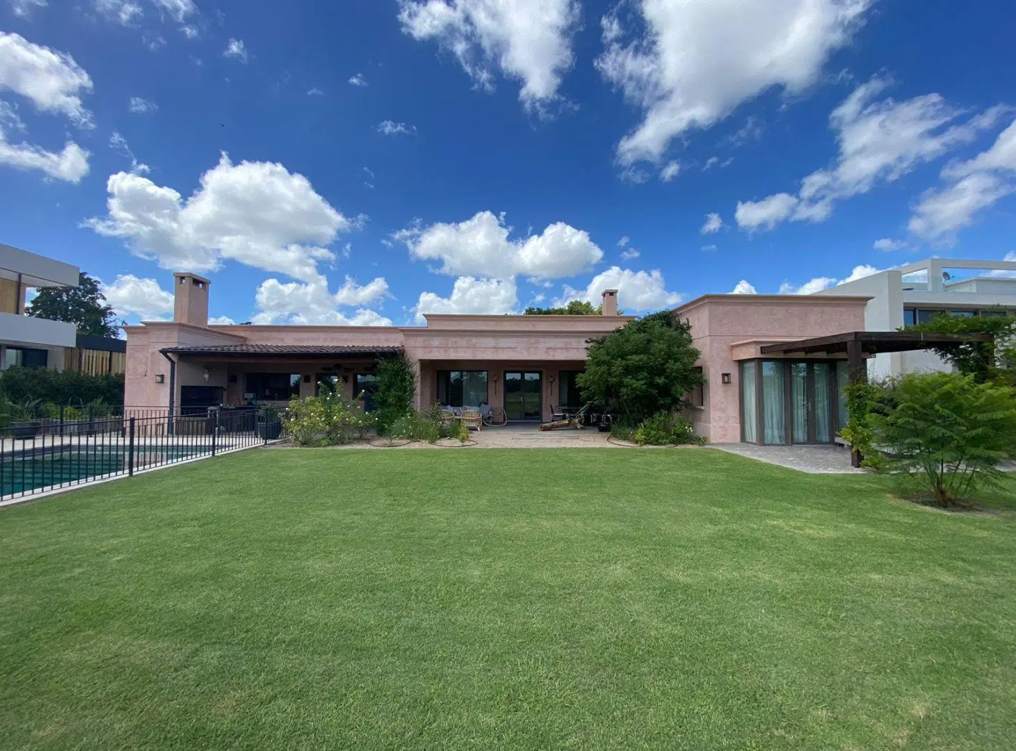 Casa a la venta sobre cancha de golf en La Diligencia- Pilará- Pilar 4