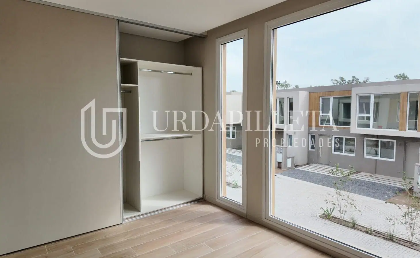 Townhouse en venta 3 ambientes con jardin privado en Aldeana Pilar 2
