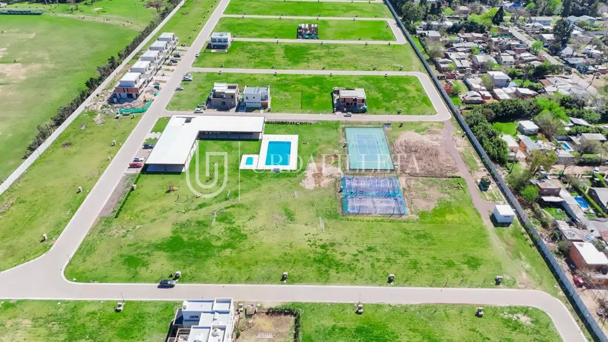 Lote en venta central en El Olivar Pilar 8