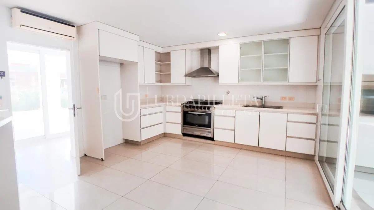 Casa en venta en Ayres de Pilar 8