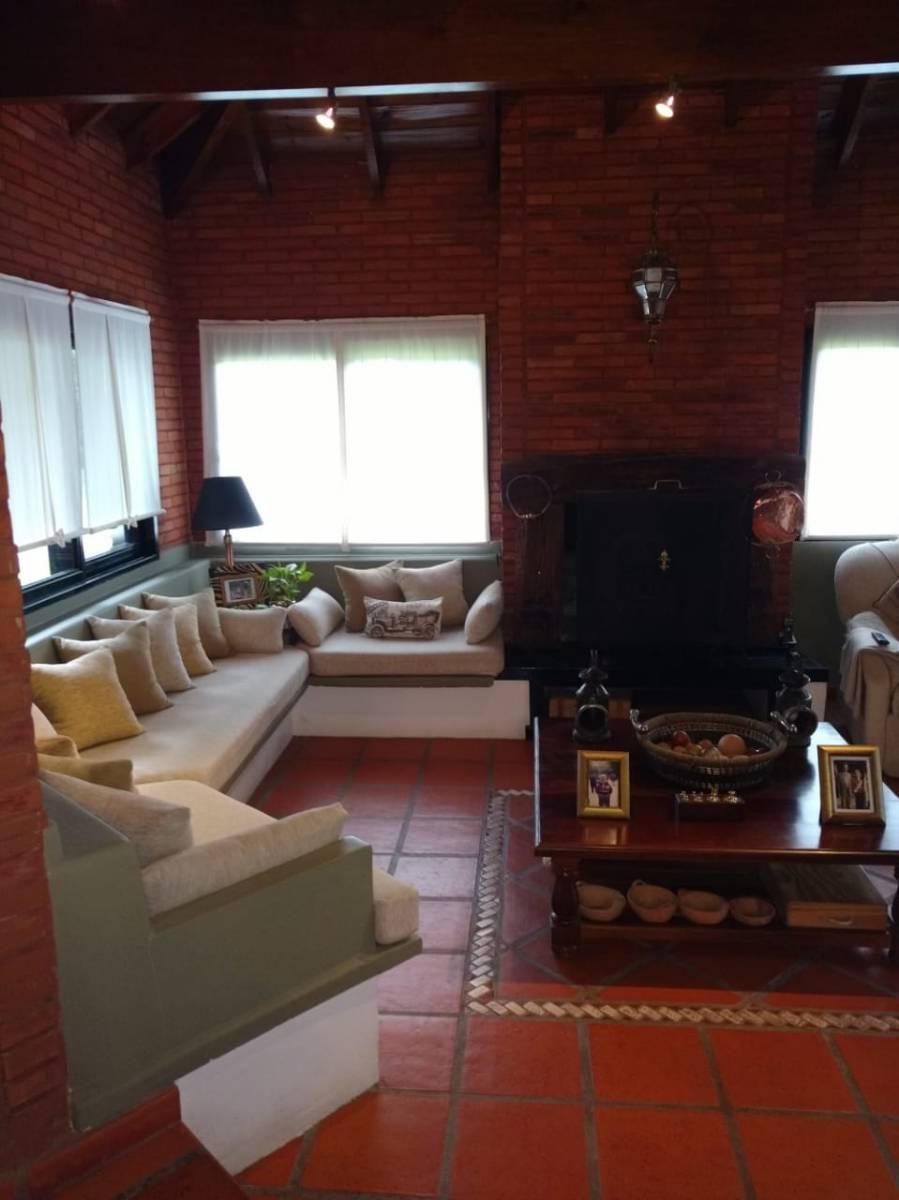 Casa de 4 ambientes con pileta en barrio cerrado