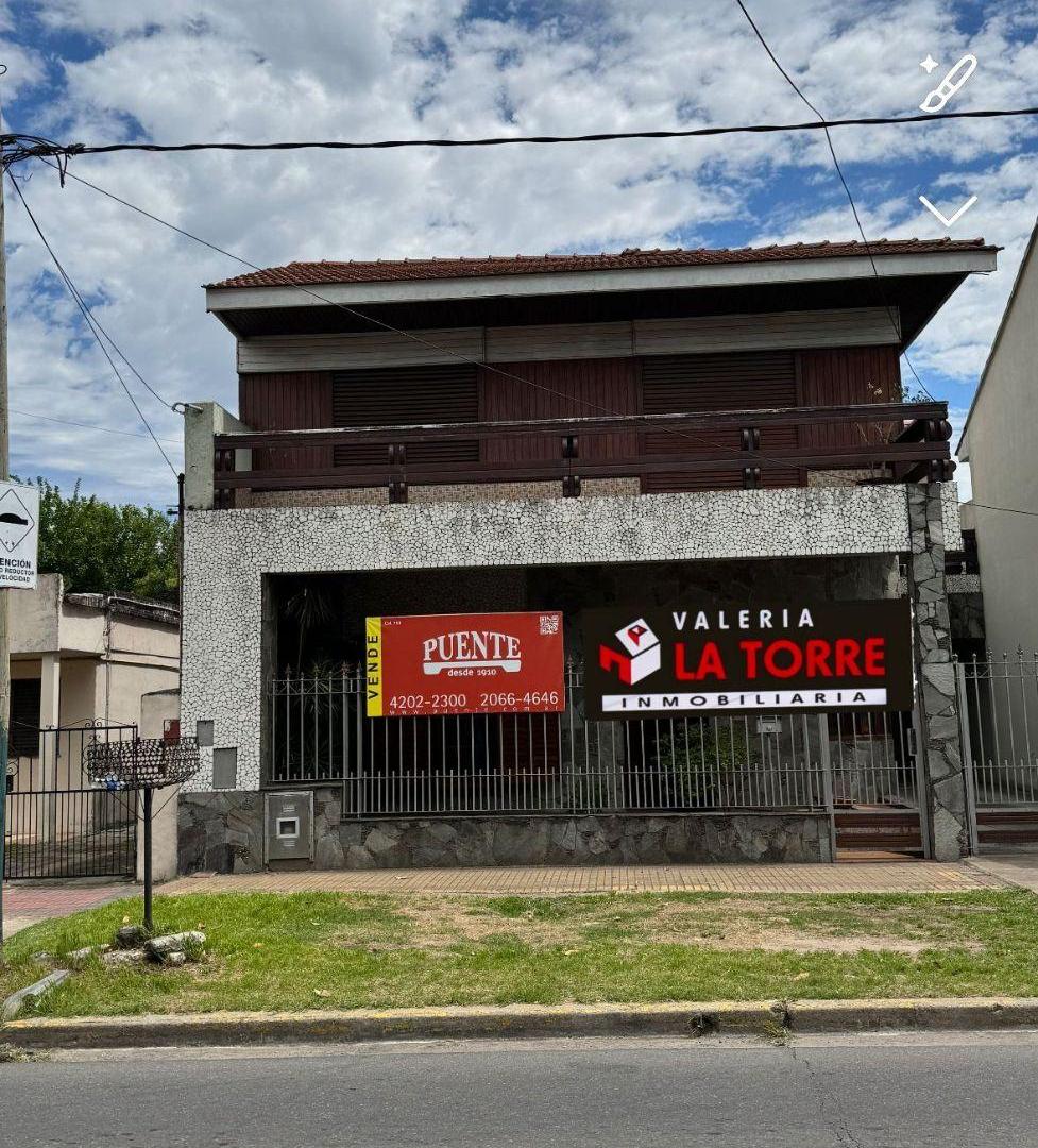 Casa de 4 ambientes con amplio lote, galpón y entrada para varios vehículos