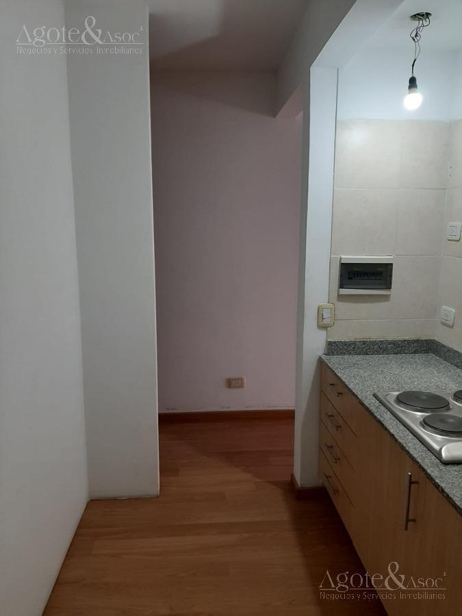 Dos Amplios Ambientes con Buen Balcón Al Frente 4