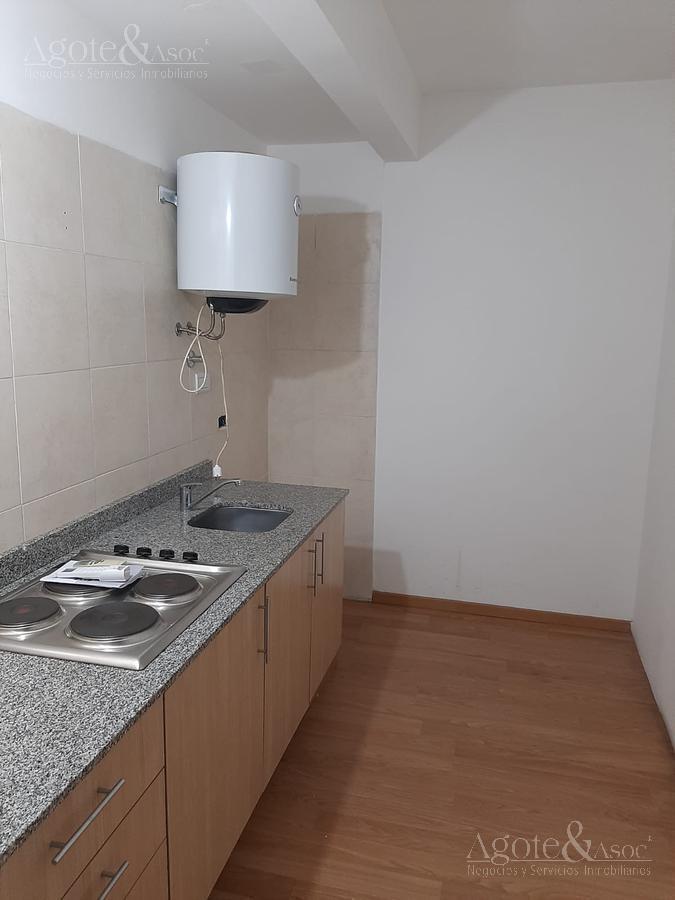 Dos Amplios Ambientes con Buen Balcón Al Frente 2