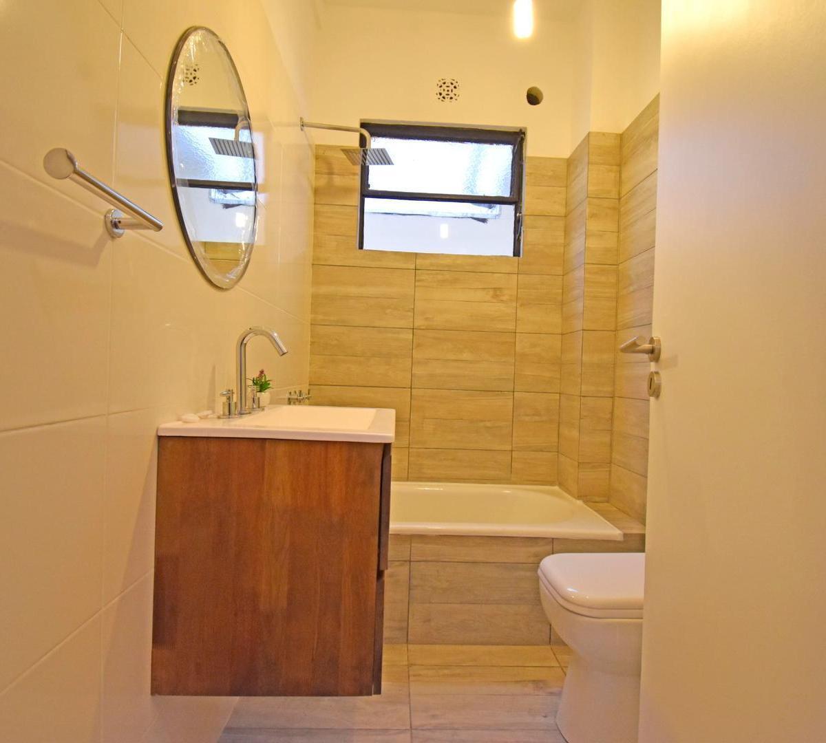 Hermoso PH Reciclado a Nuevo, 2 Patios, Luz, S/exp, Pb 2