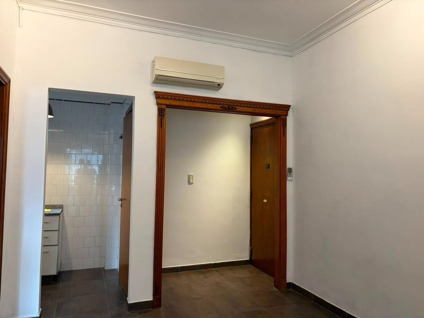 Foto de RECIEN PINTADO AV SCALABRINI Y AV CORDOBA CON PATIO, imagen 4
